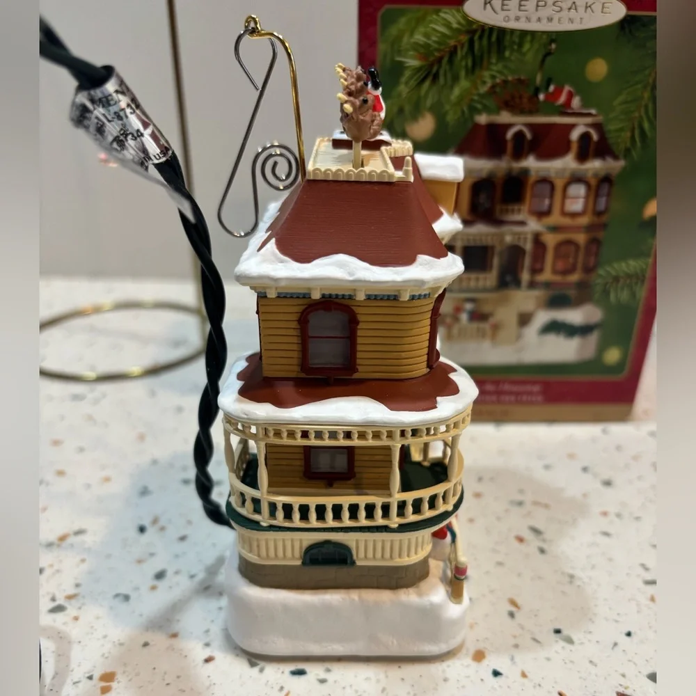Vintage 2001 Hallmark Keepsake Ornament “Up on the Housetop”‎ magic ornament